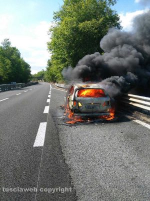 La macchina in fiamme