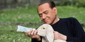 Berlusconi salva un agnellino