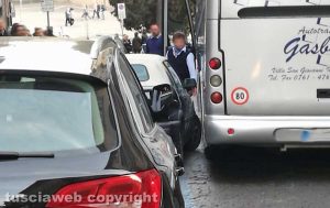 Viterbo - Pullman turistico incastrato a via Cairoli