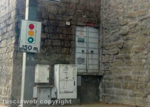 Viterbo - Cabina dell'Enel nelle mura medievali
