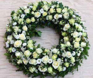 Tarquinia - La corona funebre sul post Facebook