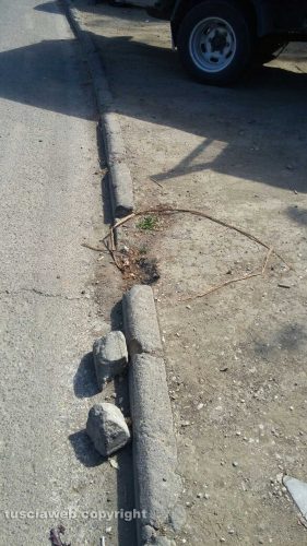 Viterbo - I cigli della strada distrutti a Valle Faul