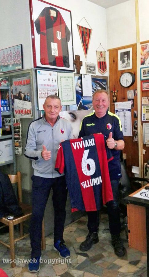 Bruno e Dino Vincenti con la maglia del Bologna autografa da Viviani