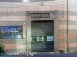 Viterbo - Via Ascenzi - L'ex ufficio turistico con l'insegna della farmacia
