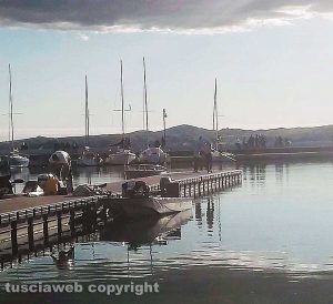 Due persone pescano a Bolsena