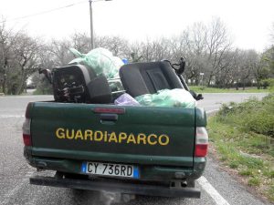 La rimozione dei sedili auto abbandonati nella riserva del lago di Vico