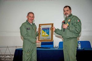 Il comandante dona al generale Giancotti il quadro con lo stemma del reparto 