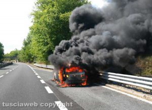 La macchina in fiamme