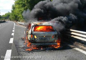 Auto in fiamme sulla Orte-Viterbo - La Mercedes incendiata