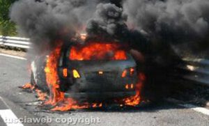 Auto in fiamme sulla Orte-Viterbo - La Mercedes incendiata