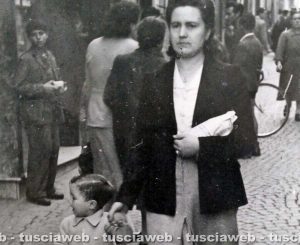 Viterbo - Come eravamo 1947 - Valeria Calevi con il figlio Roberto in via Roma