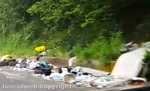 Campagnano - Immondizia ai lati della strada