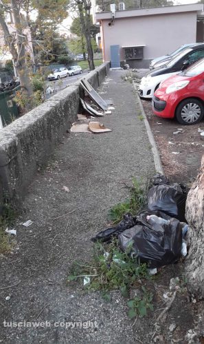 Viterbo - Il degrado nel tratto di via Romiti 