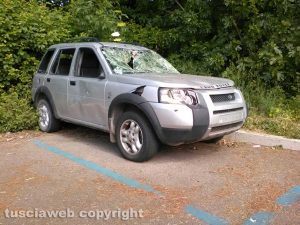 Bolsena - Auto abbandonata in un parcheggio