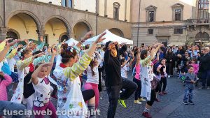 Viterbo - Flash mob di clown di corsia e studenti dell'Ellera a piazza del Comune