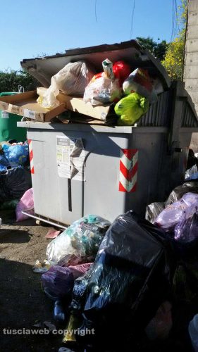 Viterbo - Cassonetti stracolmi in strada Castiglione