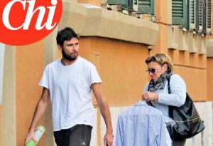Alessandro di Battista con la madre nella foto scattata da Chi