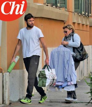 Alessandro di Battista con la madre nella foto scattata da Chi
