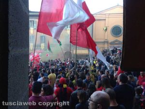 Acquapendente - I Pugnaloni - I gruppi sono in piazza Girolamo Fabrizio con fumogeni e bandiere