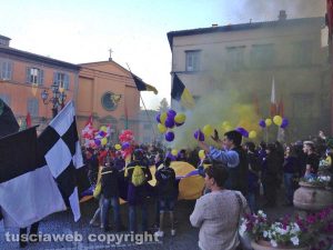 Acquapendente - I Pugnaloni - I gruppi sono in piazza Girolamo Fabrizio con fumogeni e bandiere