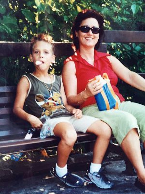 Un piccolo Alessio Bernabei con la mamma 