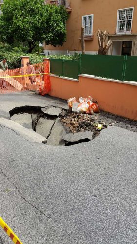 Roma - La voragine in via Parini