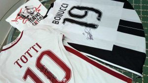 Le magliette autografate di Totti e Bonucci