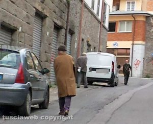 Viterbo - Marciapiedi inesistenti tra viale IV novembre e la successiva via I maggio