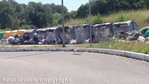 Viterbo - Isola ecologica di Colleverde sommersa dai rifiuti