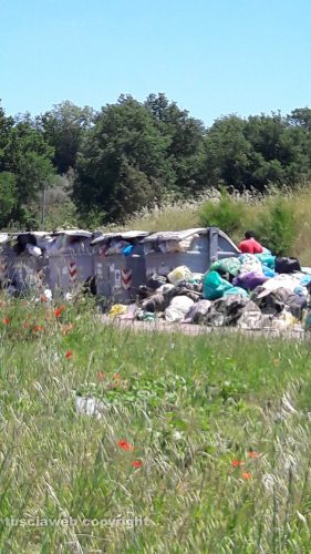 Viterbo - Isola ecologica di Colleverde sommersa dai rifiuti