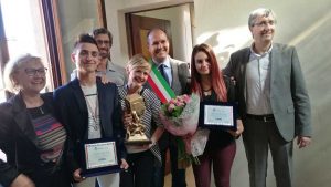 Montalto di Castro - La consegna dei riconoscimenti ai due studenti
