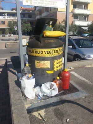 I cestini colmi di immondizia