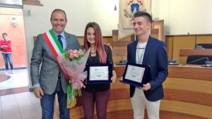 Montalto di Castro - La consegna dei riconoscimenti ai due studenti