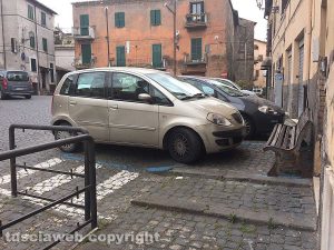 Sutri - Panchina su un parcheggio a pagamento
