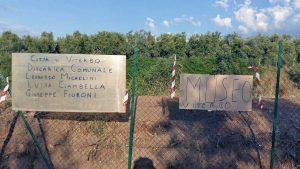 Viterbo - Discarica a cielo aperto all'isola di prossimità in strada Sasso S. Pellegrino