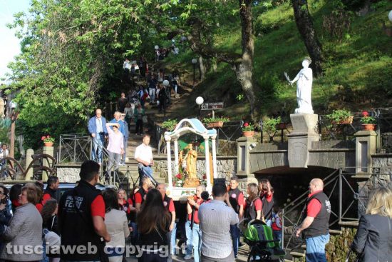 Canepina - La processione della minimacchina di Santa Corona