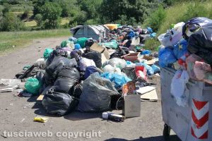 Viterbo - Colle Verde sommerso dai rifiuti
