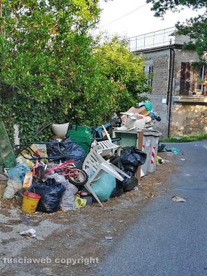 Viterbo - Rifiuti in strada Pian di legname