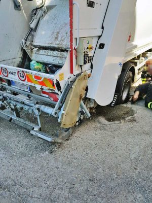 Viterbo - Camion dell'immondizia sprofonda nell'asfalto