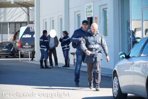 Guardia di finanza e Polstrada nella concessionariaGuardia di finanza e Polstrada nella concessionaria