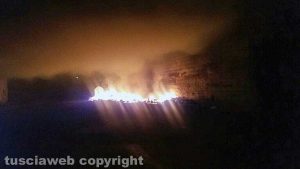 Viterbo - Rifiuti in fiamme in strada Castiglione