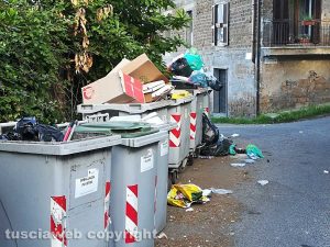 Viterbo - Rifiuti in strada Pian di legname