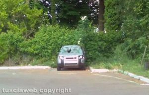 Bolsena - Auto abbandonata in un parcheggio