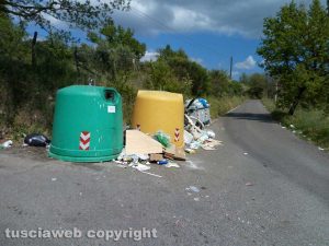 Viterbo - Rifiuti in strada Sasso S. Pellegrino