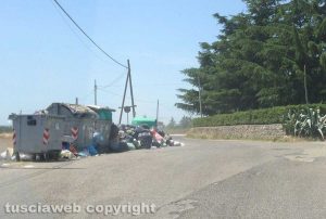 Viterbo - Discarica a cielo aperto in strada Montarone