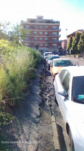 Viterbo - Via Monte Sacro impraticabile per i pedoni