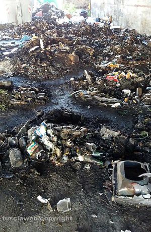 Viterbo - Rifiuti bruciati in strada Castiglione