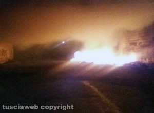 Viterbo - Rifiuti in fiamme in strada Castiglione