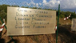Viterbo - Discarica a cielo aperto all'isola di prossimità in strada Sasso S. Pellegrino