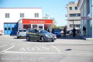Guardia di finanza e Polstrada nella concessionaria